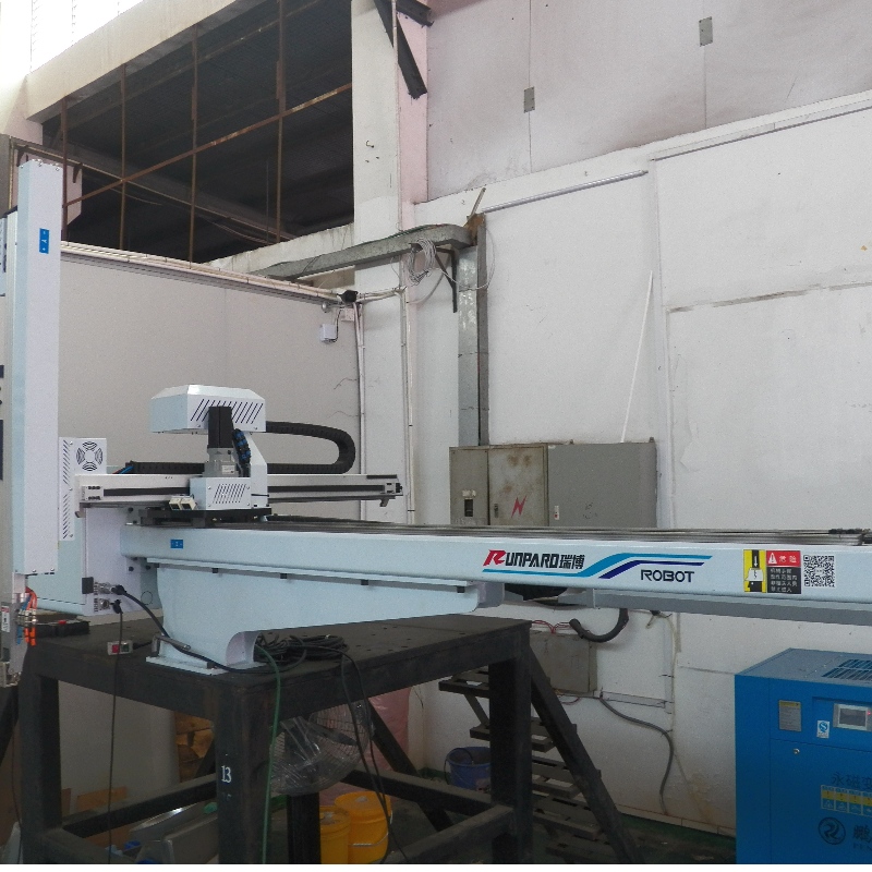 Guangdong Fabrik Direktversorgung drei Achsen Servo Kuhkopf Spritzgussmaschine Manipulator, um die Auto Stoßstange Klimaanlage Schale zu nehmen